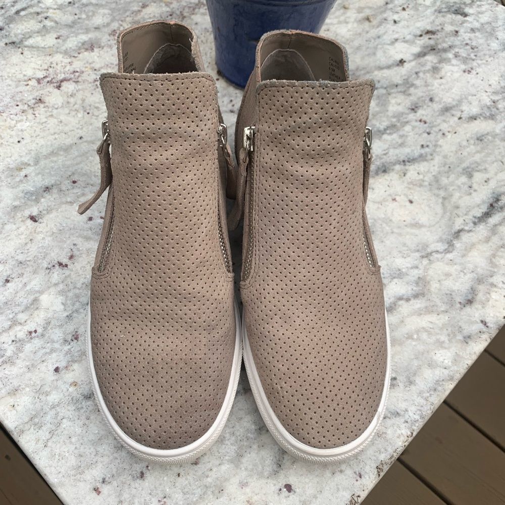 Steve Madden Caliber Wedge Sneaker- Taupe Suede